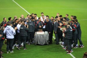 hakan calhanoglu 100 macinda kutlandi wYWUrbuY.jpg